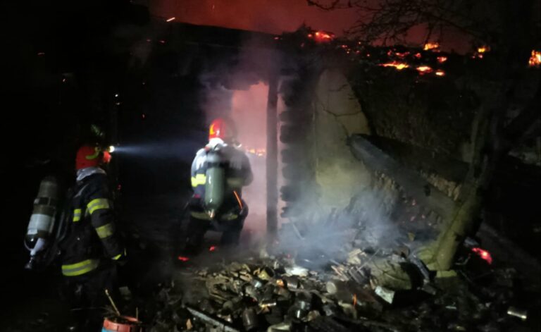 DESCOPERIRE GROAZNICĂ la locul unui incendiu: posibil un om CARBONIZAT. Pompierii vorbesc despre „fragmente de natură organică”