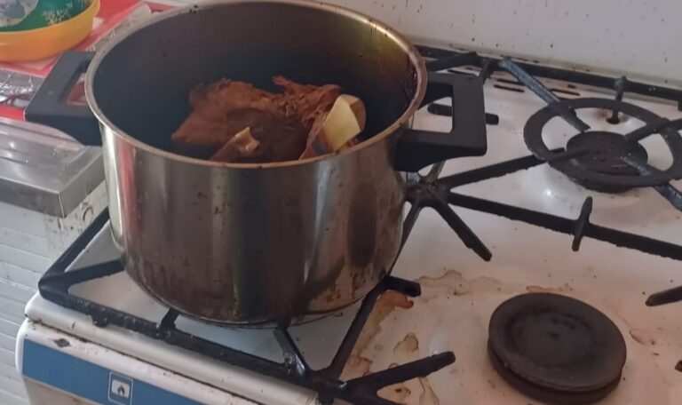 Un bărbat de 75 de ani a vrut să-şi facă de mâncare şi era să dea foc blocului. Pompierii i-au spart uşa