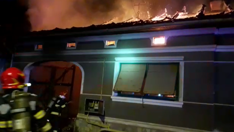 Sirenele au sunat azi-noapte în Orăștie: salvatorii goneau spre un INCENDIU VIOLENT la Romos – VIDEO
