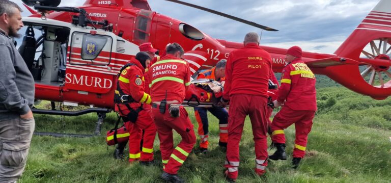A căzut TRACTORUL peste el şi l-a luat ELICOPTERUL. Vai de capul lui, s-a accidentat rău!