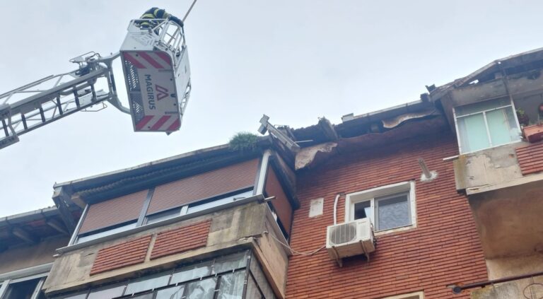 PERICOL: Cădea acoperişul blocului în capul oamenilor. Au chemat urgent pompierii să rezolve – VIDEO