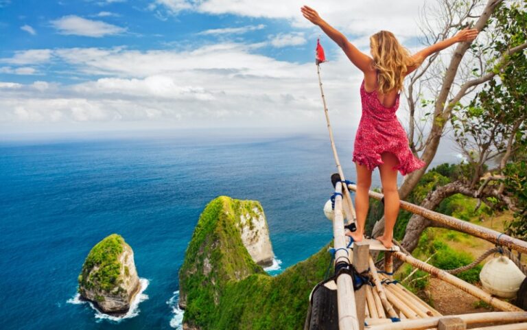 În plină grevă a profesorilor, Natalia Intotero pleacă 7 zile în Bali, Indonezia. Ea este președinta Comisiei pentru Învățământ din Camera Deputaților