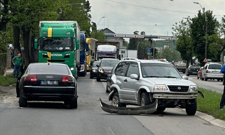 ULTIMA ORĂ: ACCIDENT pe Calea Zarandului din Deva, miercuri la prânz, trafic blocat pe un sens