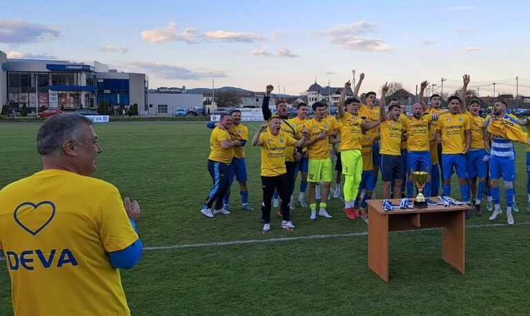 CAMPIONII. A fost sărbătoare pe Stadionul CETATE din Deva. Fotbaliştii de la CSM Deva  sunt campioni