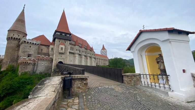 Statuia lui Ioan de Nepomuk străjuiește din nou podul de acces în Castelul Corvinilor