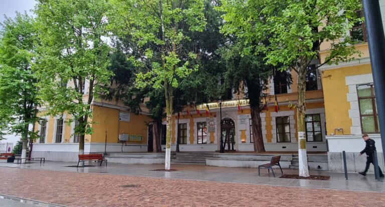 Astăzi, elevii nu fac cursuri între 11:00 – 13:00. Profesorii sunt ÎN GREVĂ