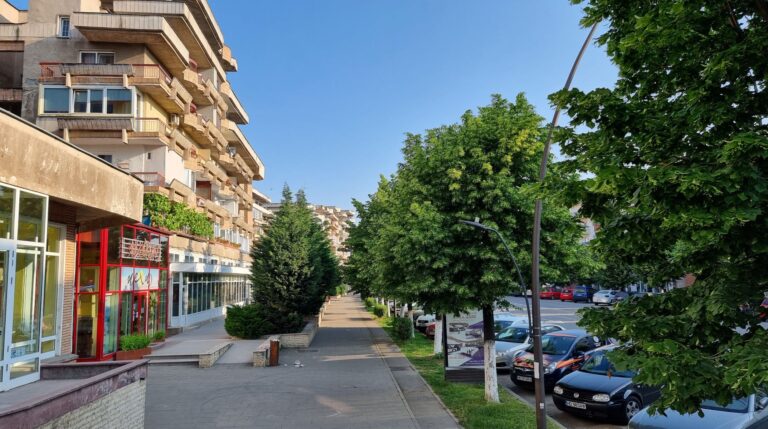 DEVA: O tânără de 17 ani A CĂZUT de la etajul 4 şi este în stare gravă. ACTUALIZARE: Tânăra a decedat la spital, în Timişoara