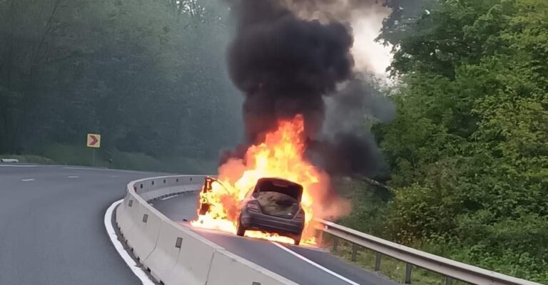 ULTIMA ORĂ: Un autoturism A ARS CA O TORŢĂ pe Dealul Haţegului. Este a doua maşină în flăcări pe DN 66, în mai puţin de 24 de ore
