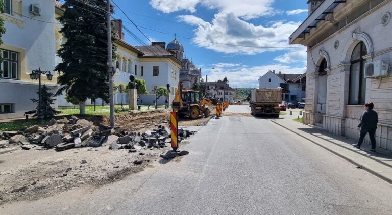 HUNEDOARA: Se închide circulaţia prin faţa sediului Primăriei