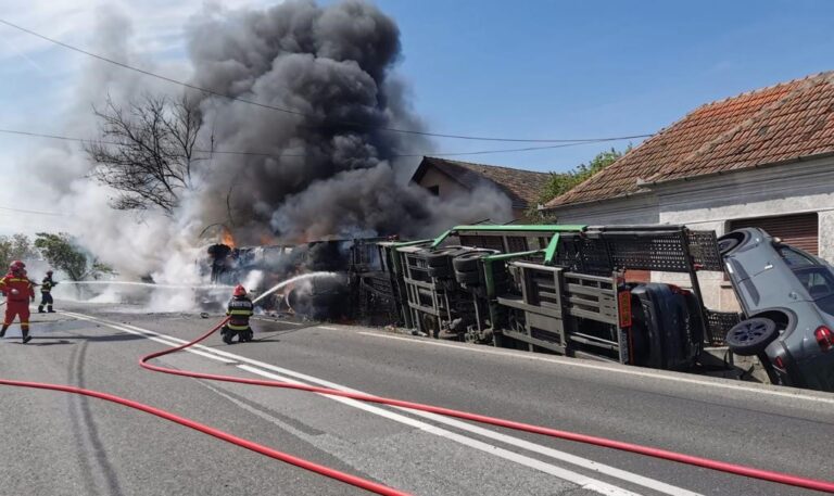 Un TIR ce transporta autoturisme A LUAT FOC pe DN7 la Gothatea, Gurasada, județul Hunedoara – FOTO, VIDEO