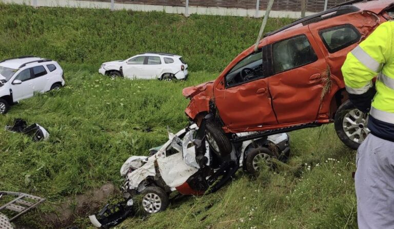 FOTO: Mașini nou-nouțe DISTRUSE într-un accident pe autostrada A1 Deva-Nădlac. ACTUALIZARE: Șoferul autotrenului a decedat