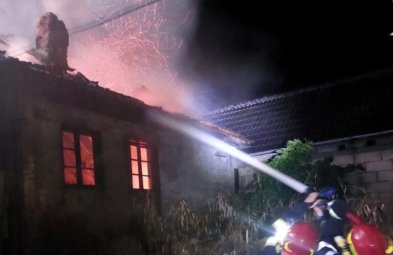 CASĂ ÎN FLĂCĂRI la Dobra. Pompierii s-au luptat peste trei ore cu incendiul