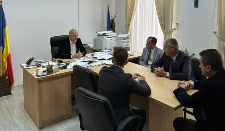 SCANDAL: Primarul Simeriei refuză să plătească salariile angajaților Primăriei. Prefectul s-a dus astăzi peste el. Primarul ripostează