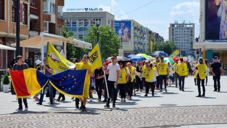 MARȘ DE PROTEST de amploare la Deva. Angajații din învățământ au umplut centrul vechi al orașului – VIDEO & FOTO