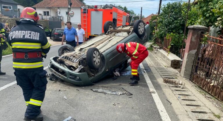 MARE NOROC că au scăpat cu viaţă! Accident în judeţul Hunedoara: a ieșit din Baru și s-a dat peste cap
