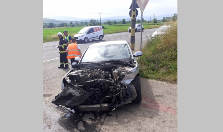 ULTIMA ORĂ: Autoturism LOVIT DE TRENUL DE CĂLĂTORI  Petroșani-Simeria, lângă localitatea Călan Băi