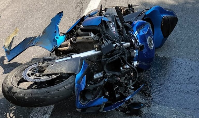 Tragedie la Brad: Un băiat de 20 de ani şi o fată de 17 ani au murit, după ce un buldoexcavator a tăiat calea motocicletei pe care erau