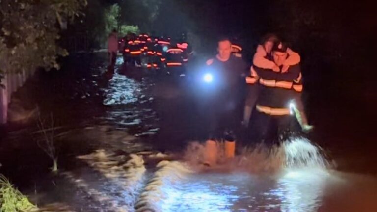 Noapte albă la Baia de Criș: Pompierii și localnicii au luptat cu apele revărsate, 42 de oameni evacuați