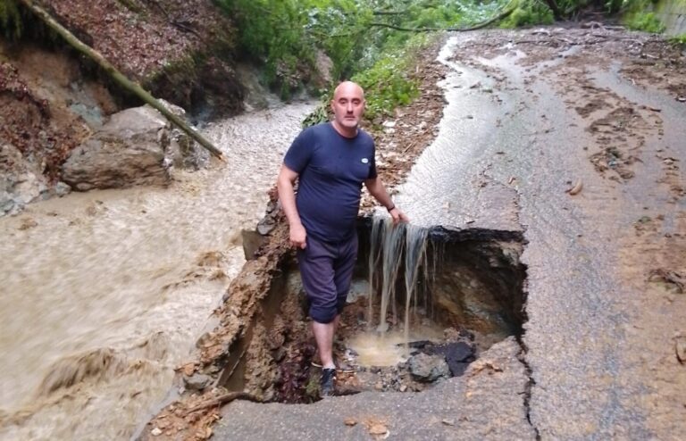 DEZASTRU la Cerbăl: Drum judeţean complet distrus, patru sate izolate. Primarul invocă ajutorul lui Dumnezeu