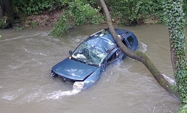 S-au prăbuşit cu maşina în apele Cernei. Accident tragic la Teliuc, a intervenit elicopterul SMURD