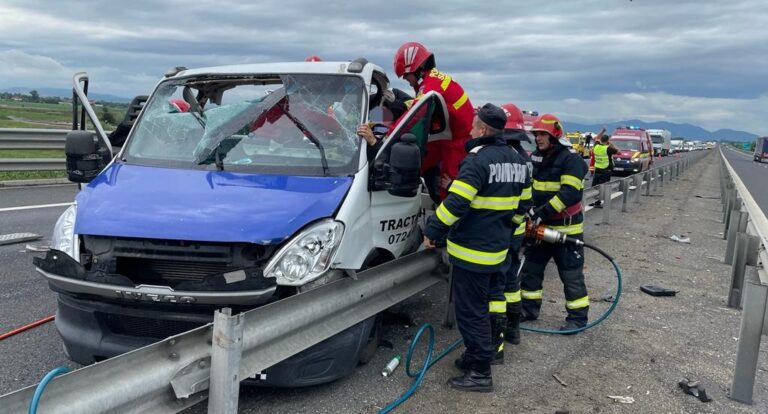 ULTIMA ORĂ: ACCIDENT GRAV pe autostrada A1, lângă Deva. Două microbuze implicate, un şofer a rămas încarcerat