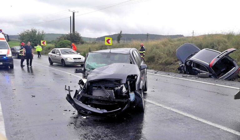 Un bărbat şi o femeie S-AU CIOCNIT FRONTAL, între Haţeg şi Călan