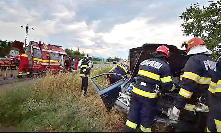 ULTIMA ORĂ: ACCIDENT pe DN7, la Aurel Vlaicu. Șoferul de 82 de ani a rămas încarcerat