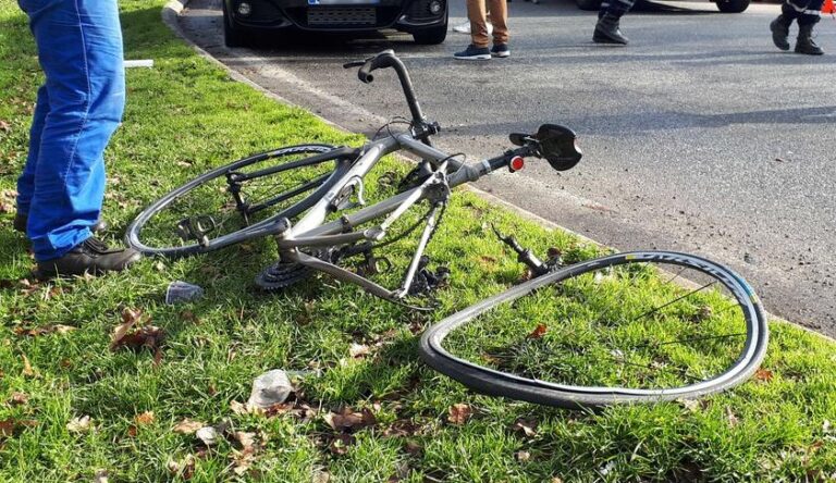 O șoferiță de 80 de ani a agățat un biciclist de 71 de ani. La Simeria, la șosea