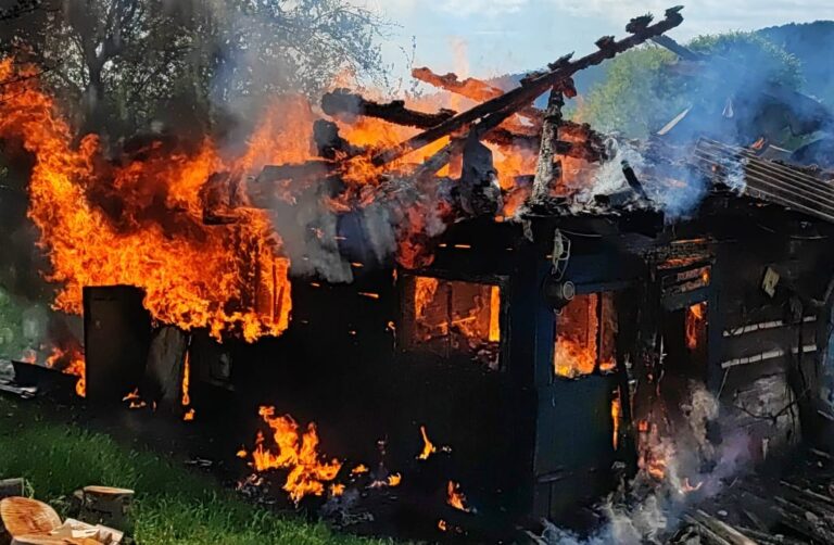O biată bătrânică din Ţinutul Pădurenilor a rămas fără agoniseala de o viaţă. Vecinii abia au salvat-o din flăcări