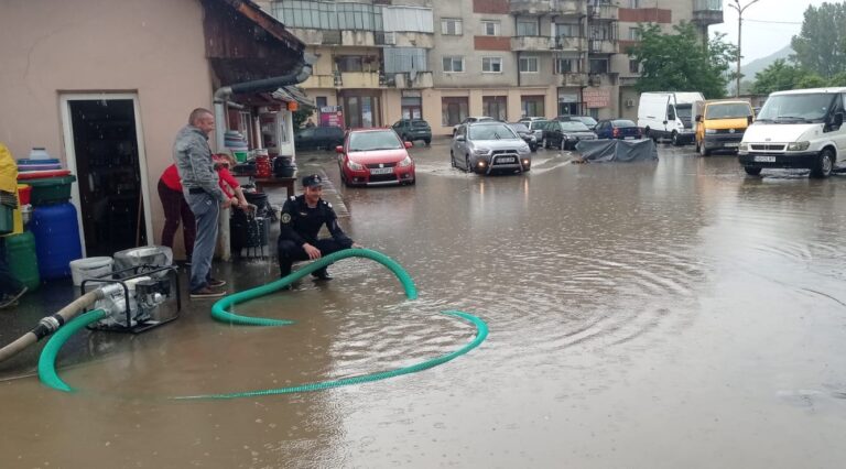 VIDEO: Piața Agroalimentară din Brad a fost inundată din cauza ploilor abundente. Intervin pompierii