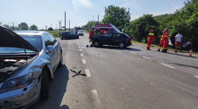ACCIDENT între Deva şi Simeria, pe DN7, cu 3 autoturisme şi 10 persoane implicate. Intervin pompierii şi două ambulanţe