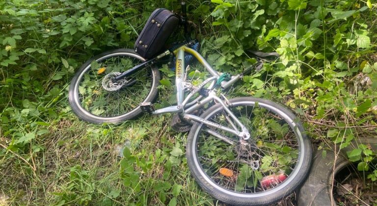 SALT ÎN GOL cu bicicleta, de pe podul de la intrarea în Hunedoara. Biciclistul are răni grave după ce a căzut de la 9 metri