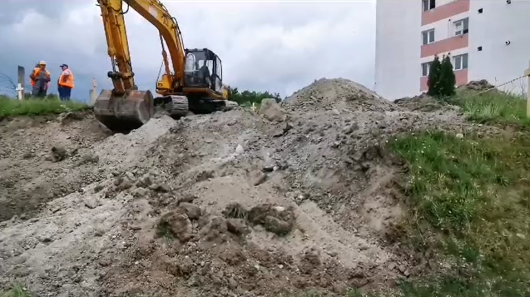 Deva: Țeavă de gaz SECȚIONATĂ de muncitori, din greșeală, pe un șantier din zona Maxxa – VIDEO