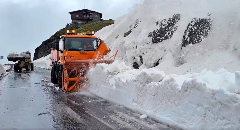 VIDEO: Imagini incredibile pe Transfăgărășan. Zăpada depășește doi metri, la mijloc de iunie! Când se redeschide circulația