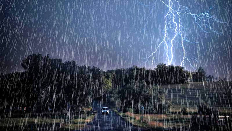 AVERTIZARE METEO: Averse torențiale, descărcări electrice, vijelii. Cod PORTOCALIU și cod GALBEN în județul Hunedoara
