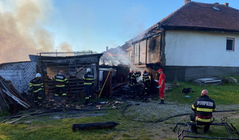 ULTIMA ORĂ: PERICOL MAJOR! Incendiu puternic printre tuburi cu oxigen, acetilenă şi 12 butelii de aragaz