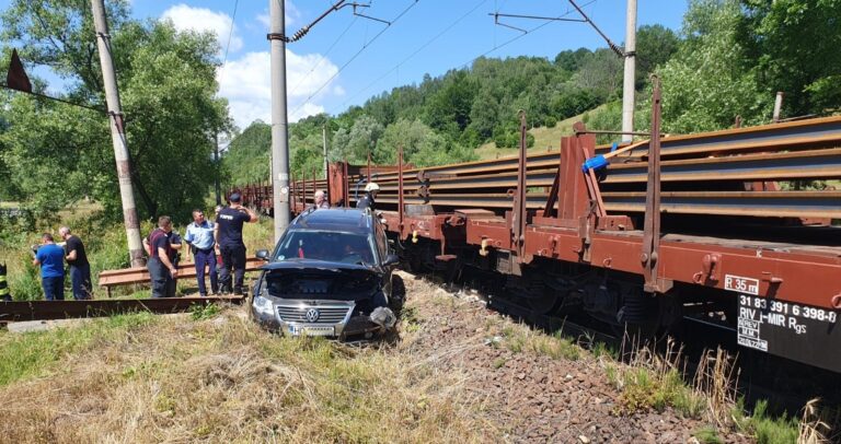 Mașină IZBITĂ DE TREN în județul Hunedoara. Șoferul are 71 de ani