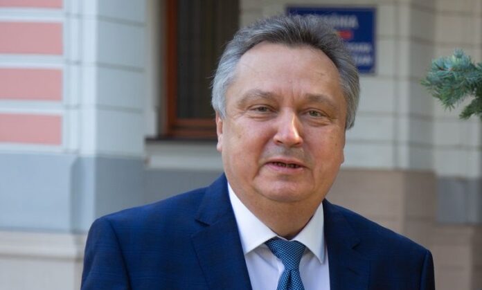 După o lungă carieră politică în PNL, senatorul Vasilică Potecă a anunțat astăyi că demisioneayă din partid. Următoarea destinație: partidul extremist AUR