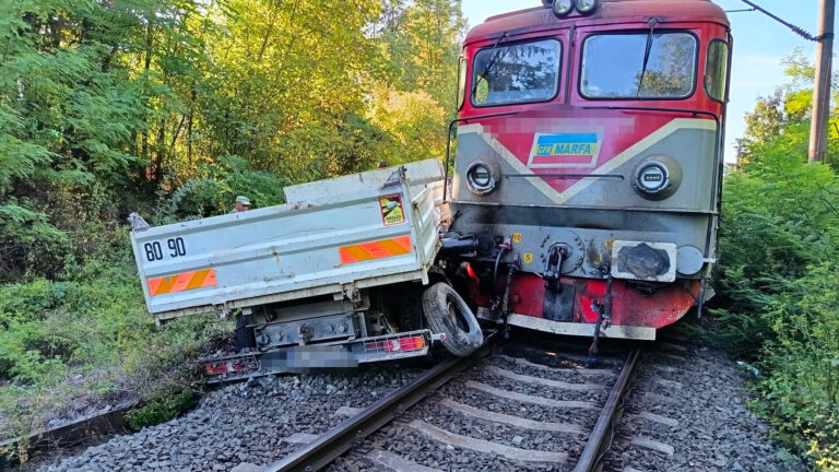 Autoutilitară LOVITĂ DE TREN la Zam. Trei persoane rănite, traficul pe calea ferată restricționat