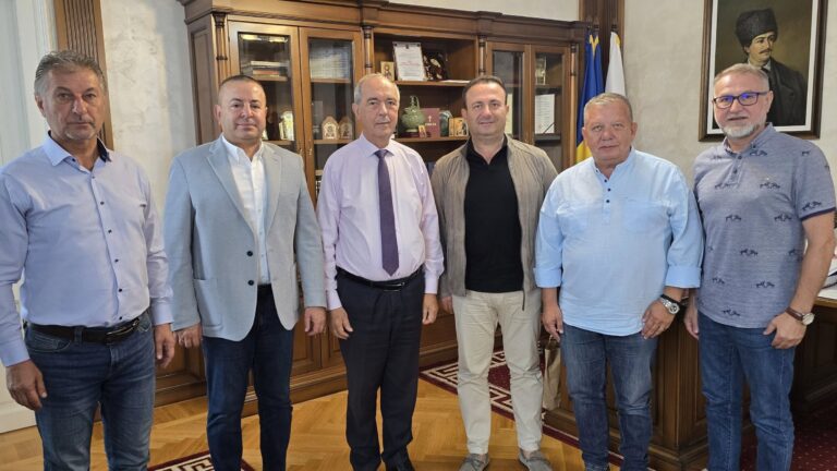 Investitori turci, ținuți la poarta Combinatului din Hunedoara de proprietarii indieni
