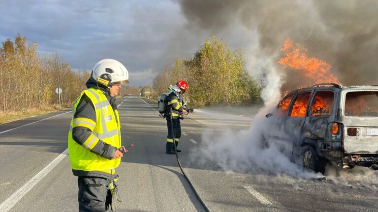 Autoturism mistuit de flăcări, între Călan și Hațeg. Șoferul și pasagerul s-au salvat (VIDEO)